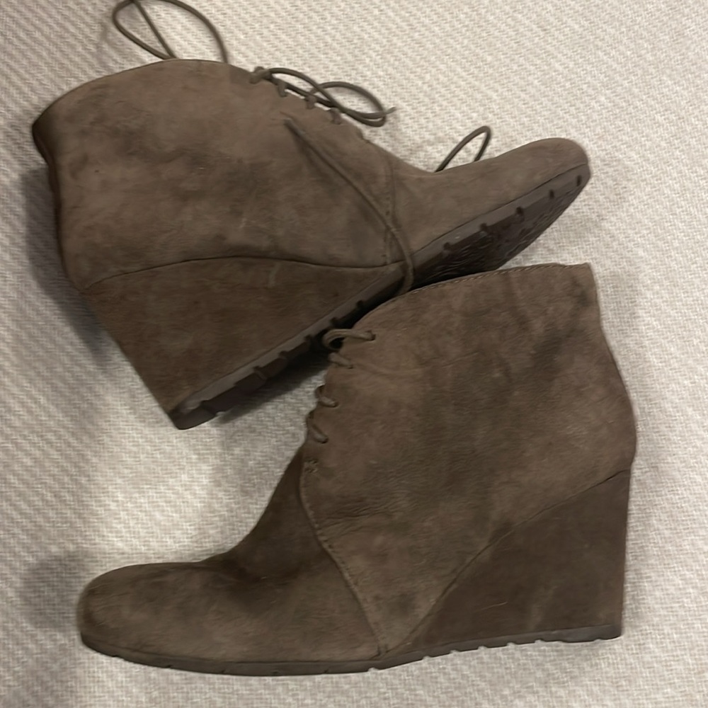 ✨CLARKS Artesian Gray Brown Suede Wedge Booties size 8 1/2 Very Comfortable
